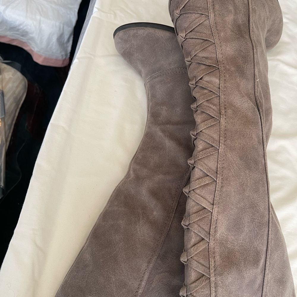 Boots - Picture 3 of 5